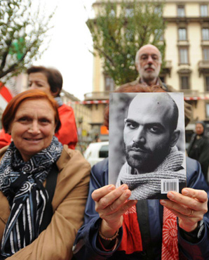 Firma per Roberto Saviano