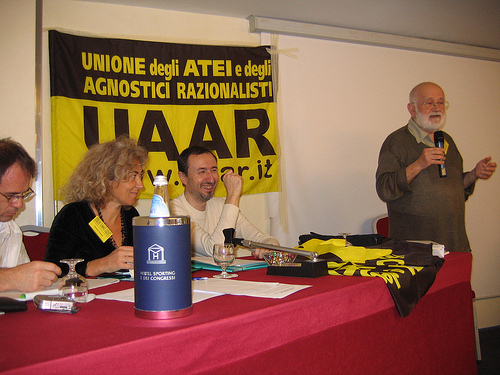 Alcuni dirigenti UAAR durante un congresso