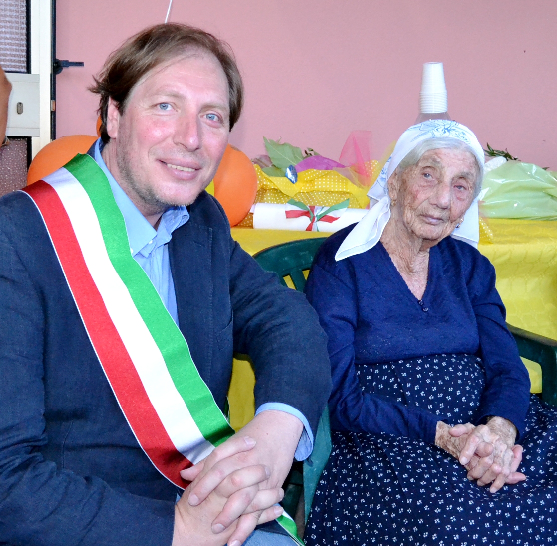 Thumbnail image for /public/upload/2013/8/635128463610694653_Il sindaco Coppola con nonna Franceschina.jpg